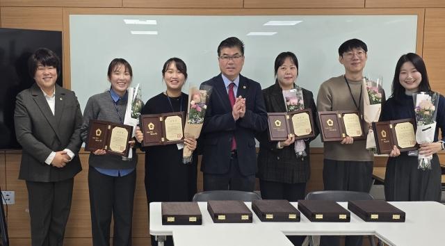 NSP통신-윤태길 경기도의원이 24일 하남시정신건강복지센터 부설 자살예방센터를 방문해 자살예방센터 유공자 수상 전수식을 갖고 기념촬영을 하고 있다. (사진 = 경기도의회)