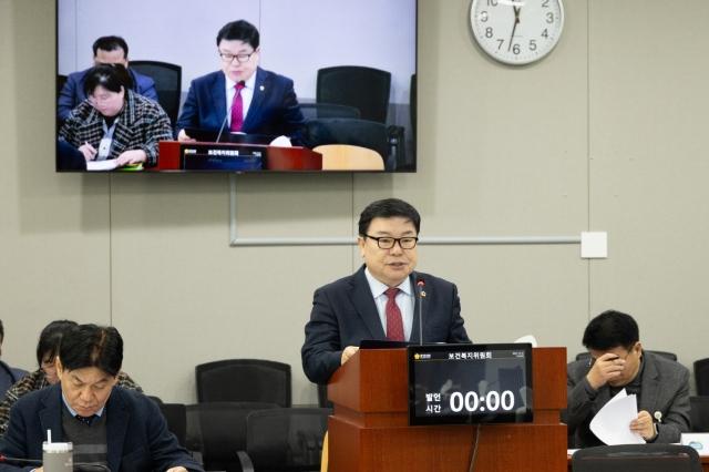 NSP통신-이병길 경기도의원이 26일 제387회 정례회 본회의에서 ʻ경기도 공공심야약국 운영 지원 조례 일부개정조례안ʼ을 대표발의 하고 있다. (사진 = 경기도의회)