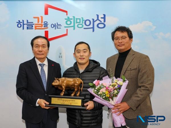 NSP통신-의성군은 위더스제약 2025 문경오미자장사씨름대회에서 의성군청씨름단 소속 윤필재 선수가 태백장사에 등극했다고 밝혔다. (사진 = 의성군)