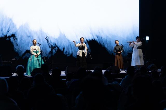 NSP통신-서울대학교 시흥캠퍼스 컨벤션센터에서 열린 문화공연을 시흥시 시민들이 관람하고 있다. (사진 = 시흥시)