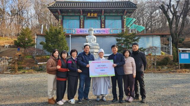 NSP통신-부곡사가 불자들이 모은 성금 200만원과 쌀 20포를 부곡동주민센터에 전달했다. 사진은 기념촬영 모습. (사진 = 의왕시)