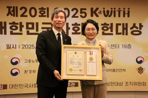 NSP통신-민덕희 의원이 무장애도시, 포용도시, 탄소중립도시로 지역사회의 공동체를 복원하기 위한 지속적인 노력이 인정돼 사회공헌대상을 수상했다. (사진 = 여수시의회)