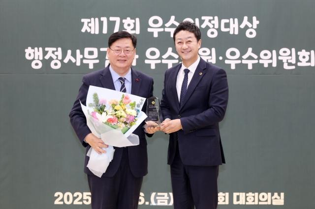 NSP통신-이선구 경기도의원(왼쪽)이 26일 대한민국시도의회의장협의회가 수여하는 우수의정대상에 선정됐다. 사진은 김진경 의장과의 수상 기념촬영 모습. (사진 = 경기도의회)