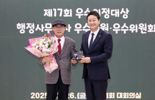 NSP통신-박명수 경기도의원이 26일 경기도의회가 선정한 제17회 우수의정대상 행정사무감사 우수의원에 선정됐다. 사진은 김진경 의장과의 수상 기념촬영 모습. (사진 = 경기도의회)