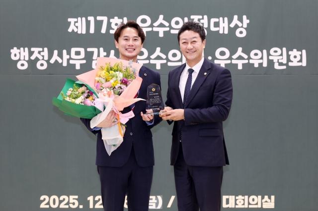 NSP통신-황대호경기도위원장(왼쪽)이 26일 경기도의회 대회의실에서 열린 대한민국시도의회의장협의회 제17회 우수의정대상에 선정됐다. 사진은 김진경 의장과의 수상 기념촬영 모습. (사진 = 경기도의회)