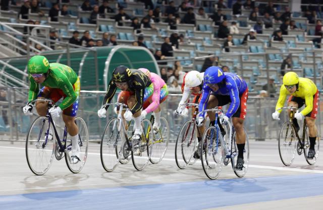 NSP통신-28일 광명스피돔에서 열린 2025 그랑프리 경륜 결승전에서 정종진(6번 초록색)과 임채빈(2번, 검은색)이 경합을 벌이고 있다. (사진 = 국민체육진흥공단)