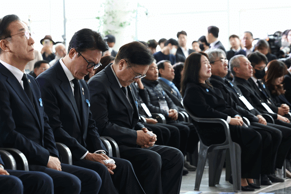 NSP통신-우원식 국회의장(왼쪽에서 세번째) (사진 = 국회의장 공보수석실)