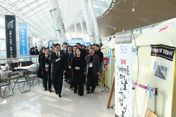 NSP통신-12·29 여객기 참사 1주기 추모식 참석차 방문한 무안 공항 (사진 = 국회의장 공보 수석실)