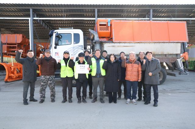 NSP통신-안성시 재난안전 현장종사자 격려금 전달식 기념촬영 모습. (사진 = 안성시)