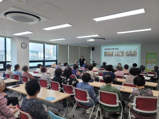 NSP통신-군포시 치매안심센터 치매예방교육 모습. (사진 = 군포시)