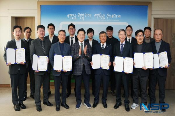 NSP통신-영천시는 29일 시장실에서 성진환 대한수의사회 영천시분회장을 포함한 관내 개업수의사 14명에게 2026년 공수의 위촉장을 수여했다. (사진 = 영천시)