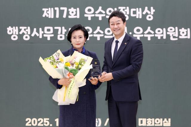 NSP통신-정윤경 경기도의회 부의장(왼쪽)이 26일 경기도의회 대회의실에서 열린 대한민국시도의회의장협의회 제17회 우수의정대상에 선정됐다. 사진은 김진경 의장과의 수상 기념촬영 모습. (사진 = 경기도의회)