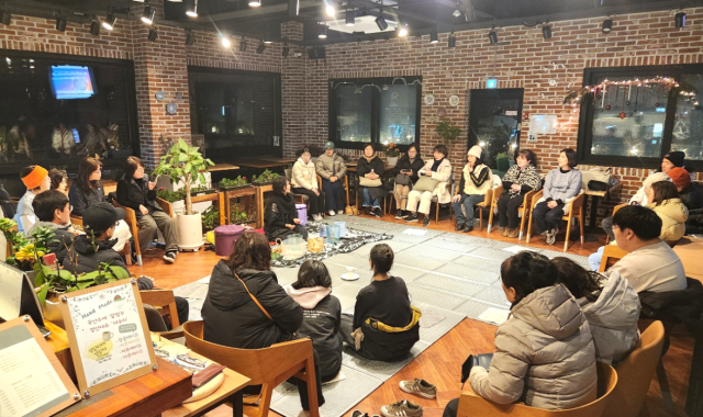 NSP통신-동검도 갯벌 힐링 트립 프로그램 모습. (사진 = 안양대학교)