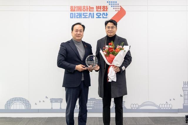 NSP통신-26일 이권재 오산시장(왼쪽)과 1일 명예시장인 김진기 한국공인중개사협회 오산시지회 회장이 기념촬영을 하는 모습. (사진 = 오산시)