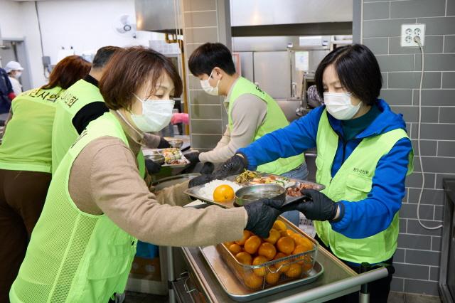 NSP통신-유진선 의장과 신현녀 의원이 배식 봉사를 하고 있는 모습. (사진 = 용인특례시의회)