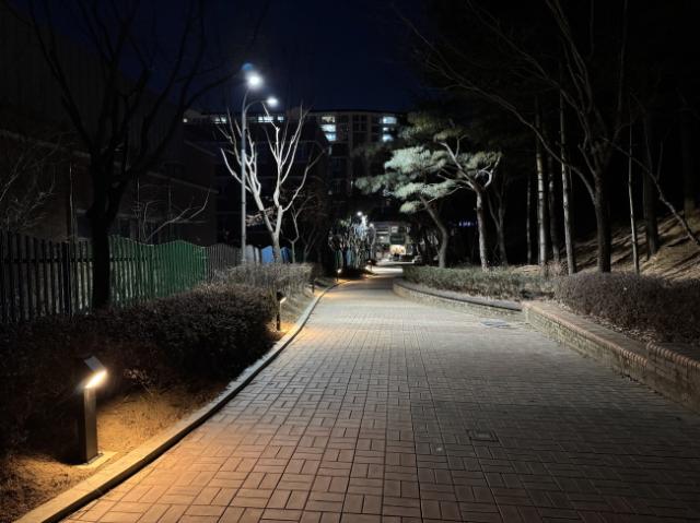 NSP통신-용인시 기흥구가 산양초등학교와 구갈중학교 후문 보행자도로 보안등을 전면 교체했다. 사진은 교체한 보안등. (사진 = 용인특례시)