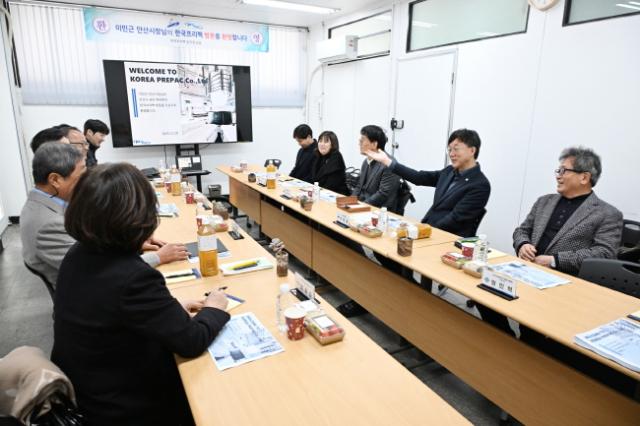 NSP통신-이민근 안산시장(오른쪽 두번째)이 29일 단원구에 소재한 한국프리팩을 방문해 기업 현장의 애로사항을 들으며 의견을 나누고 있다. (사진 = 안산시)