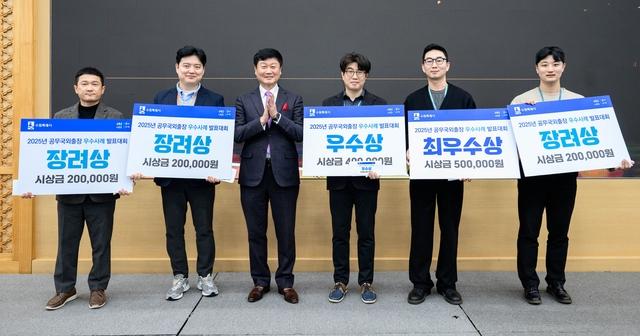 NSP통신-29일 공무국외출장 심사위원회 왕성해 위원장(왼쪽 세번째)과 수상 부서 공무원들이 기념촬영을 하는 모습. (사진 = 수원시)