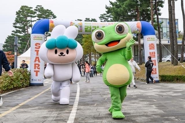 NSP통신-10월 광교호수공원에서 1인가구 쏘옥 페스타가 열린 가운데 수원시 캐릭터인 수원이(수원청개구리)가 걷기대회에 참여하고 있다. (사진 = 수원시)