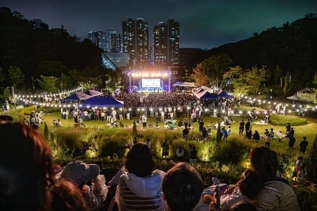 NSP통신-10월 수원시민들이 영흥수목원에서 열린 숲속의 별빛음악회를 즐기고 있다. (사진 = 수원시)