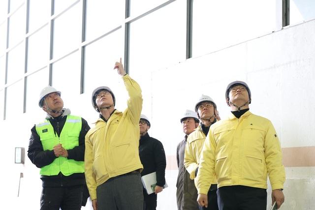 NSP통신-24일 정명근 화성시장(왼쪽 두번째)이 동탄숲 생태터널 긴급안전조치 현장에서 공사 추진상황을 점검하는 모습. (사진 = 화성시)