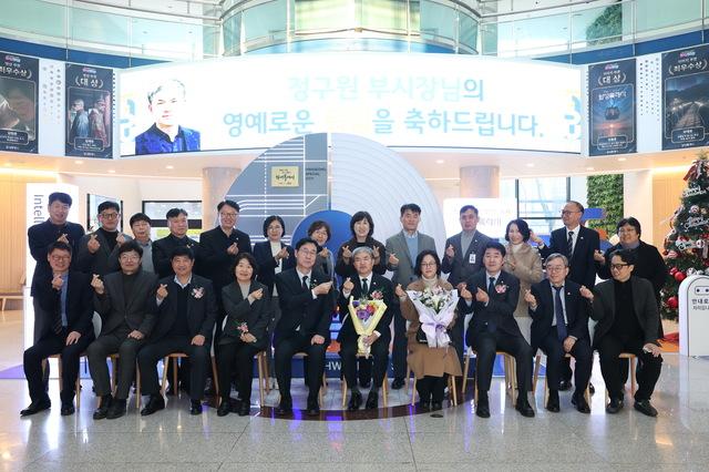 NSP통신-29일 정명근 화성시장(앞 줄 왼쪽 다섯번째)와 정구원 제1부시장(앞 줄 왼쪽 여섯번째) 및 관계자들이 퇴임식에서 기념촬영을 하는 모습. (사진 = 화성시)