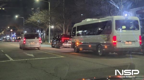 NSP통신-정인화 광양시장 차량과 광양시의회 차량이 음식점 앞 도로를 막고 있어 직진 방향으로 가야 할 차량이 중앙선을 넘어서 운행하고 있다. (= 독자제공)