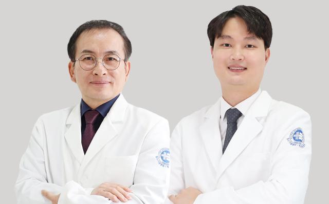 NSP통신-김천경 마취통증의학과 과장(왼쪽)과 이현우 정형외과 과장. (사진 = 윌스기념병원 수원)