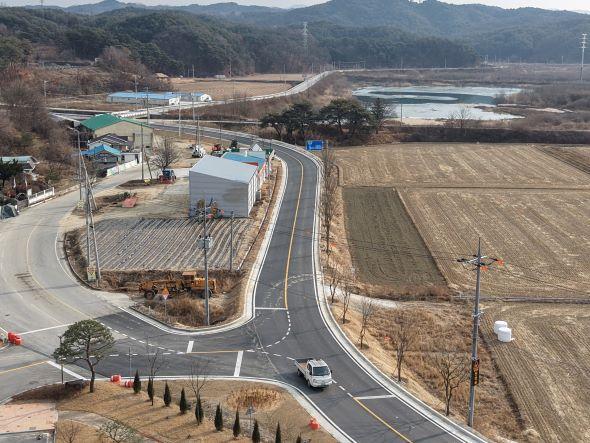 NSP통신-이번 공사로 차로 폭이 확대되고 도로 선형이 개선돼 차량 교행이 원활해졌다. (사진 = 영주시)