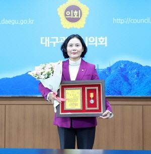 NSP통신-경산시의회 김정숙 의원은 대한민국 지방자치제 시행 30주년을 맞아 DMB국회방송이 수여하는 표창장을 수상했다. (사진 = 경산시의회 김정숙의원)