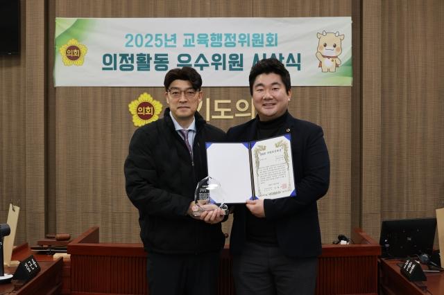 NSP통신-장한별 경기도의원(오른쪽)이 26일 도의회에서 2025 지방의정대상 광역의정 부문을 수상한 후 기념촬영을 하고 있다. (사진 = 경기도의회)