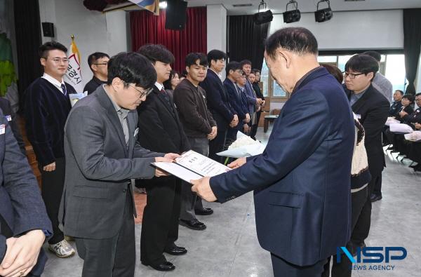 NSP통신-문경시는 시민 편익 증진과 지역 활력 제고에 기여한 2025년 문경시 적극행정 우수공무원 15명을 선정하고 30일 시청 대회의실에서 시상식을 열었다. (사진 = 문경시)
