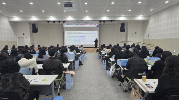 NSP통신-경상북도교육청은 30일 구미시에 있는 새마을운동 테마공원에서 도내 초·중·고·특수학교 교원 130여 명을 대상으로 온곰이와 떠나는 내맘대로 마음챙김 여행 연수를 개최했다고 밝혔다. (사진 = 경상북도교육청)
