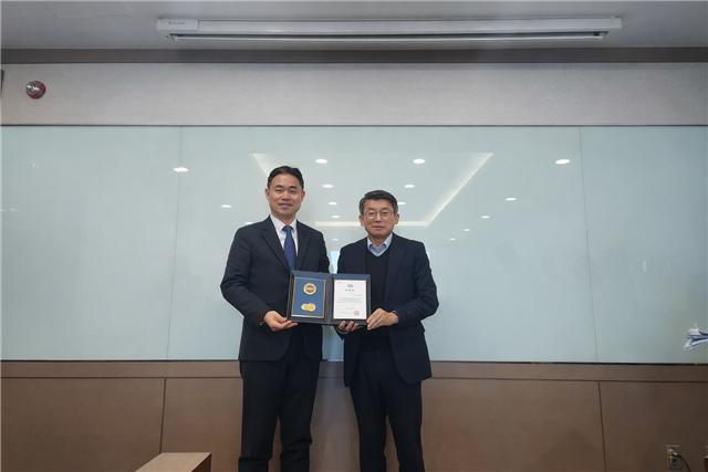 NSP통신-경기평택항만공사 경기도지사 표창 수상 기념촬영 모습. (사진 = 경기평택항만공사)