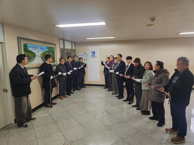 NSP통신-29일 대상으로 선정된 조원주공뉴타운2단지 경로당에서 모범경로당 현판 제막식이 진행되고 있는 모습. (사진 = 수원시)