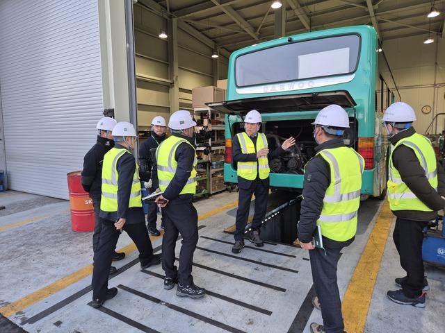 NSP통신-29일 한병홍 화성도시공사 사장(가운데)이 동탄2버스공영차고지에서 점검을 하는 모습. (사진 = 화성도시공사)