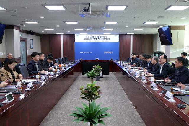 NSP통신-30일 정명근 화성시장(오른쪽 두번째) 주재로 긴급 대책회의가 진행되고 있는 모습. (사진 = 화성시)