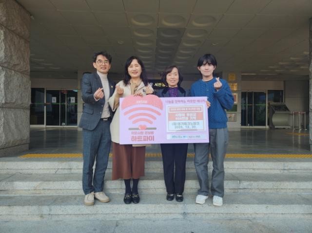 NSP통신-이경숙 복지정책과장(왼쪽 두번째)이 30일 경기테크노파크 관계자들로부터 후원금 608만원을 기탁받고 함께 기념촬영을 하고 있다. (사진 = 안산시)