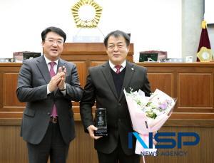 NSP통신-칠곡군의회 권선호 의원이 주민 복지 증진과 생활 밀착형 의정활동에 기여한 공로로 경상북도 시·군의회 의장협의회가 수여하는 2025년 경상북도 의정봉사대상을 수상했다. (사진 = 칠곡군의회)