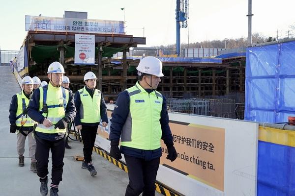 NSP통신-현대엔지니어링 주우정 대표이사(오른쪽 첫 번째)가 경기도 오산시 세교동에 위치한 현대테라타워 세마역 현장에서 현장 안전점검을 진행하고 있다. (= 현대엔지니어링)