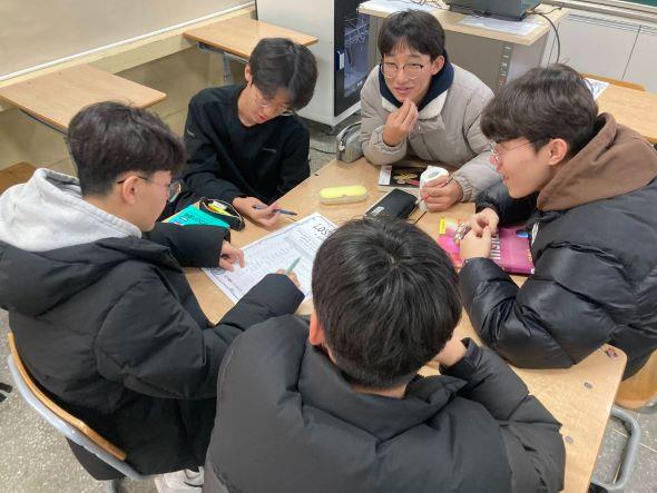 NSP통신-안동시 중학생 대상 찾아가는 진로캠프 및 컨설팅 운영, 경덕중, 안동여중 3학년 300여 명 찾아가는 진로캠프 참여, 다양한 프로그램과 컨설팅을 통해 나의 진로 찾기 집중 지원, 진학 및 새학년 준비를 위한 겨울방학 컨설팅 운영 (사진 = 안동시)