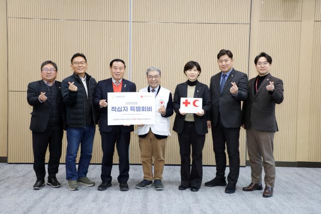 NSP통신-31일 수원시의회 이재식 의장(왼쪽 세번째)과 의원 및 이재정 대한적십자사 경기도지사 회장(왼쪽 네번째)이 특별회비 전달식에서 기념촬영을 하고 있다. (사진 = 수원시의회)