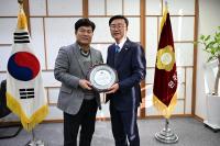[NSP PHOTO]유의식 완주군의장, 주민자치 발전 공로 감사패 수상