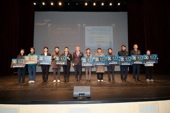 NSP통신-2025년 예천군 10대 성과에 대한 시상은 주민이 직접 선택한 10가지 성과를 바탕으로 직원들의 노고를 치하하고 군정 성과가 주민의 일상 속 변화로 이어지고 있음을 함께 되새기는 의미 있는 자리였다. (사진 = 예천군)