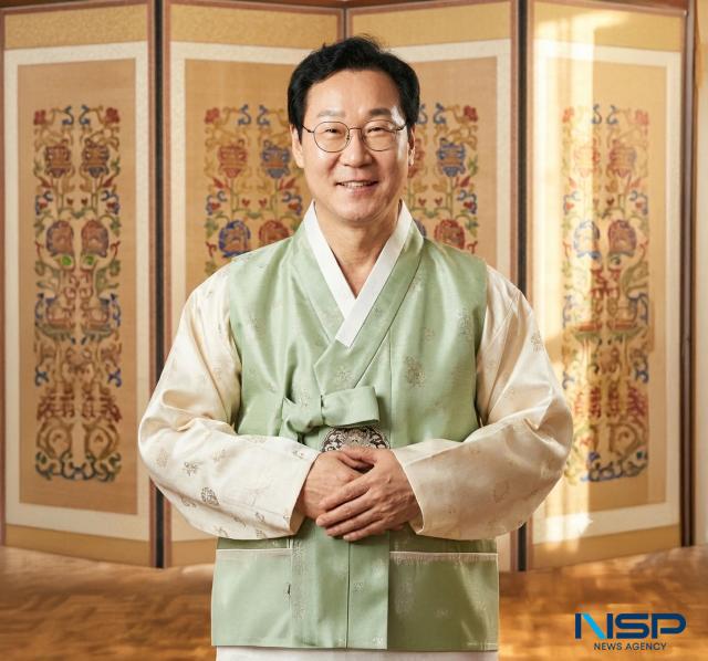 NSP통신-한복을 입은 정명근 화성시장 AI 사진. (사진 = 조현철 기자)