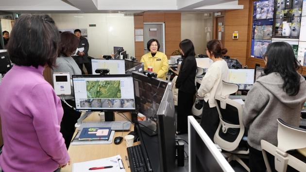 NSP통신-김보라 안성시장이 2026년 새해를 맞은 1일 관내 비상근무 현장을 직접 방문해 시민의 일상과 안전상황을 점검하며 격려하고 있다. (사진 = 안성시)