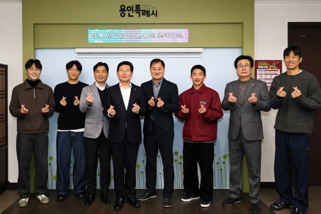 NSP통신-이상일 용인특례시장이 지난해 12월 31일 시장실에서 용인FC 선수단과 간담회 후 함께 기념촬영을 하고 있다. (사진 = 용인특례시)