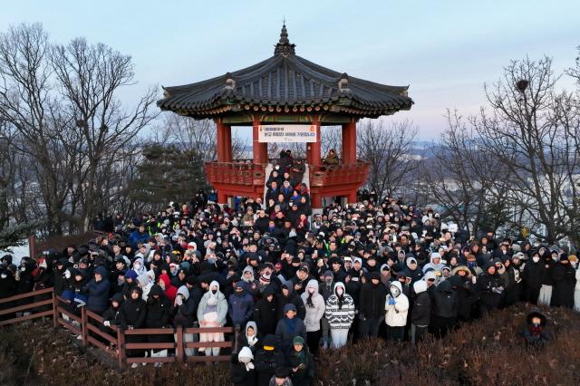 NSP통신-박승원 광명시장이 1일 도덕산 정상에 올라 신년 첫 해를 시민들과 함께 맞이하고 기념사진을 촬영하고 있다. (사진 = 광명시)