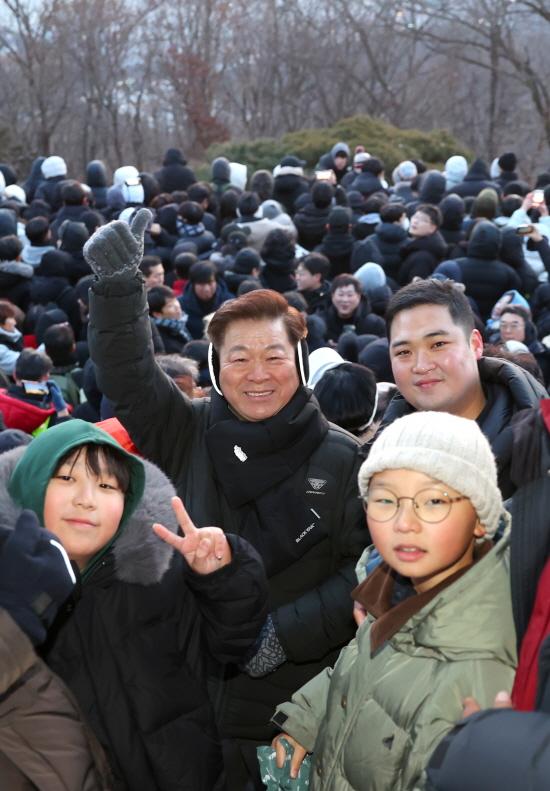NSP통신-박승원 광명시장이 1일 도덕산 정상에서 열린 해맞이 행사에 참석한 시민들과 기념사진을 촬영하고 있다. (사진 = 광명시)