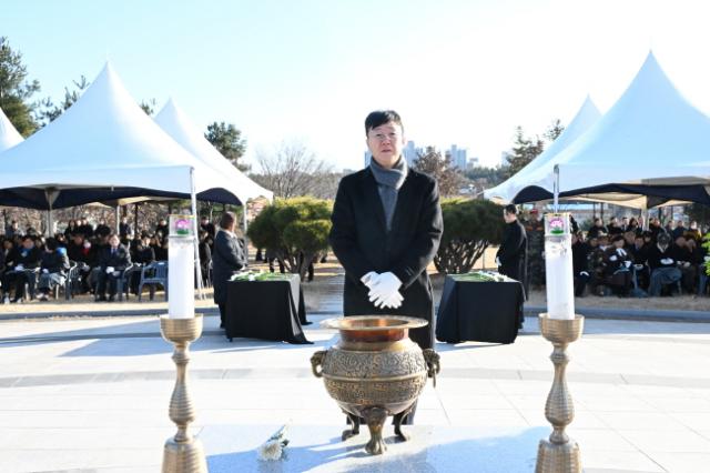 NSP통신-이민근 안산시장이 1일 원곡공원 내 현충탑에서 국가를 위해 희생·헌신한 분들에 대한 참배를 하고 있다. (사진 = 안산시)